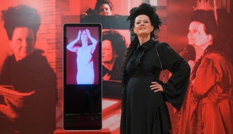 Medienkünstlerin Bernadette Huber in ihrer Ausstellung. 