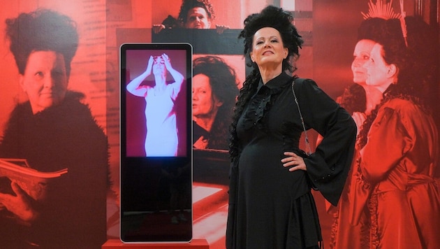 Medienkünstlerin Bernadette Huber in ihrer Ausstellung.