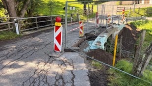 Der Lkw blieb im Bereich dieser Brücke stecken. Sie wurde stark beschädigt.