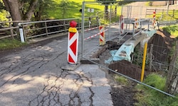 Der Lkw blieb im Bereich dieser Brücke stecken. Sie wurde stark beschädigt.