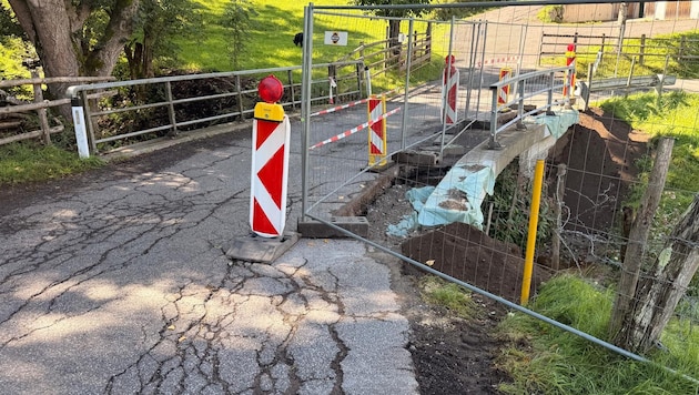 Der Lkw blieb im Bereich dieser Brücke stecken. Sie wurde stark beschädigt.