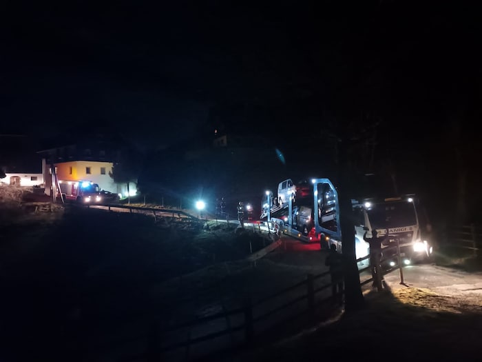 In der Nacht blieb der tonnenschwere Sattelschlepper stecken.