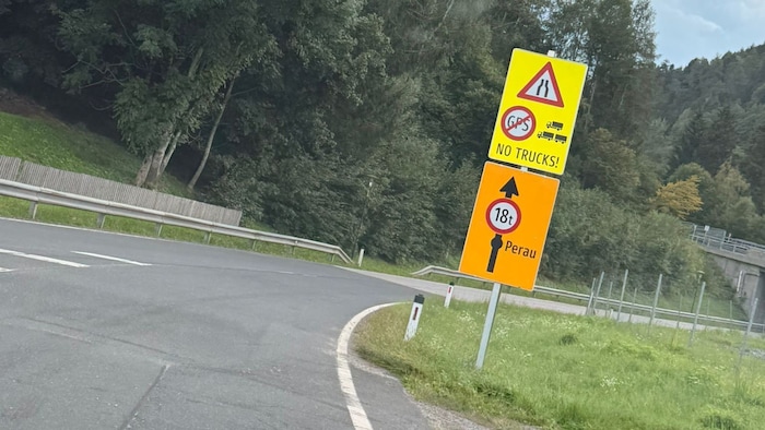 Kurz nach der Autobahnabfahrt wird auf das Fahrverbot hingewiesen.