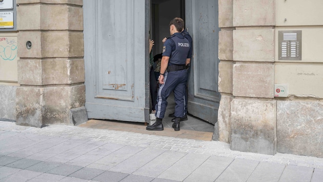 Die Polizei am Tatort am Grazer am Bischofplatz