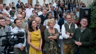 Gelacht, gefeiert und gefachsimpelt wurde bei der Eröffnung des Weinherbstes in der Kellergasse ...