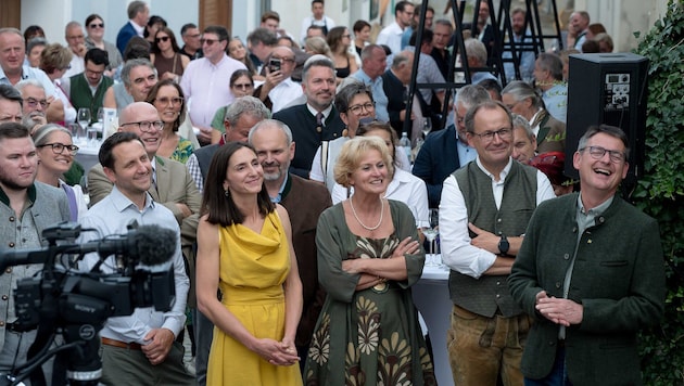 Gelacht, gefeiert und gefachsimpelt wurde bei der Eröffnung des Weinherbstes in der Kellergasse ...