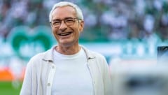 Rainer Pariasek bekommt das Goldene Verdienstzeichen überreicht.