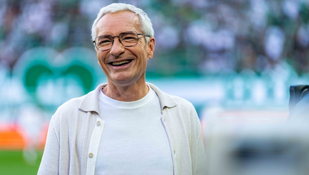 Rainer Pariasek bekommt das Goldene Verdienstzeichen überreicht.
