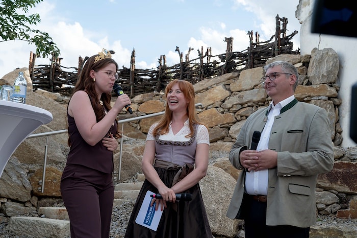 Weinkönigin Marie I., Moderatorin Jessica Schwarz und Weinbauverband Niederösterreich-Präsident ...