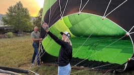Für Conny Hütter war es die erste Ballonfahrt ihres Lebens. Und sie hatte mächtig Spaß.