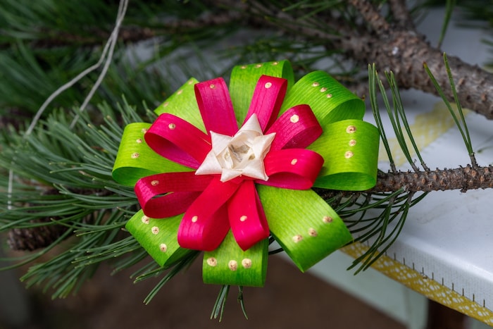 Holzspäne in allen Farben werden verarbeitet.