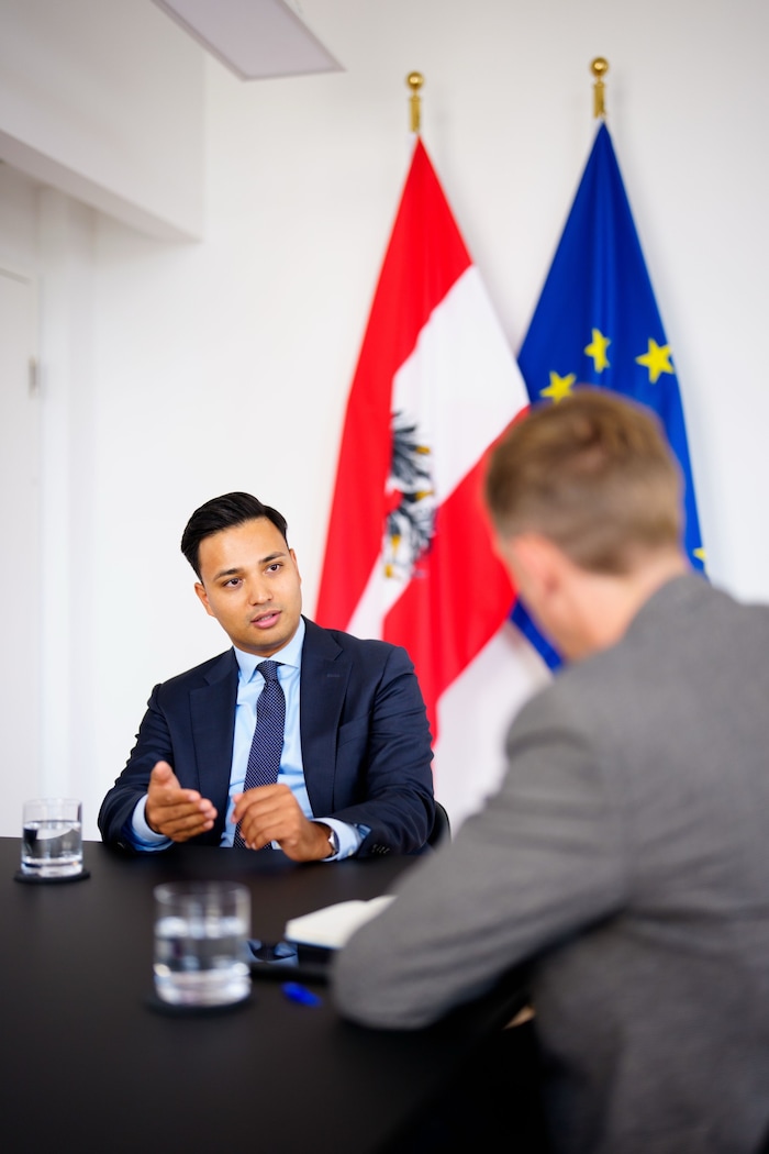 Shetty erklärt seine Landkarte.