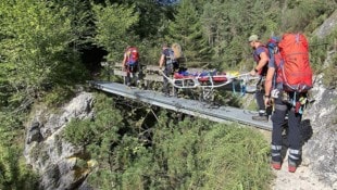 Mit der Gebirgstrage wurde die 66-Jährige abtransportiert.