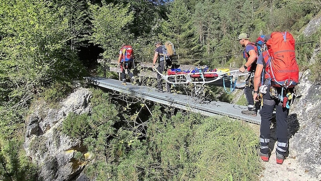 Mit der Gebirgstrage wurde die 66-Jährige abtransportiert.