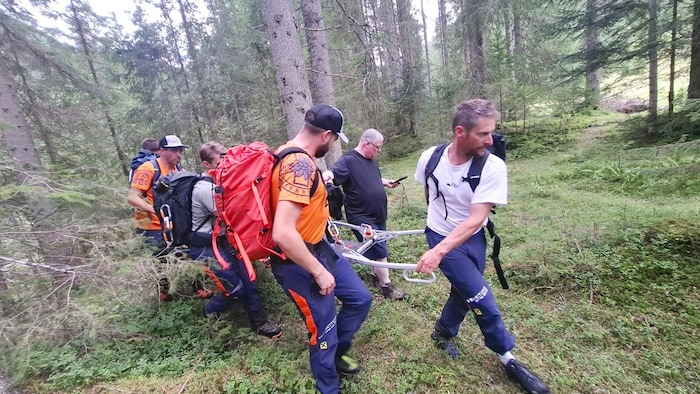 Mit vereinten Kräften wurde die Hündin aus dem unwegsamen Gelände gerettet.