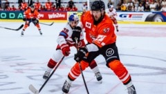 Benjamin Nissner (weiß) und die Eisbullen unterlagen den Haien aus Köln.