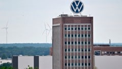 Für Volkswagen heißt es, den Gürtel enger schnallen. Zehntausende Jobs im Konzern sollen ...