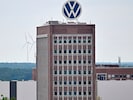 Für Volkswagen heißt es, den Gürtel enger schnallen. Zehntausende Jobs im Konzern sollen ...