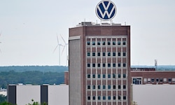 Für Volkswagen heißt es, den Gürtel enger schnallen. Zehntausende Jobs im Konzern sollen ...