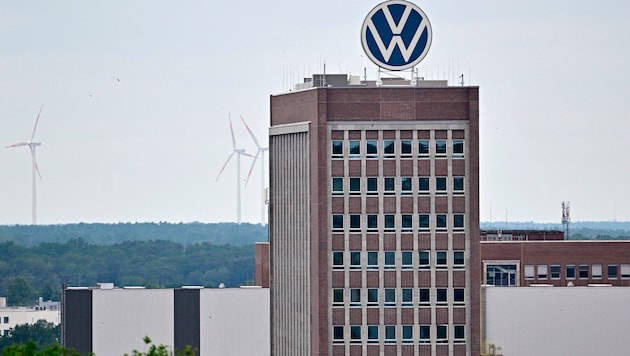 Für Volkswagen heißt es, den Gürtel enger schnallen. Zehntausende Jobs im Konzern sollen ...
