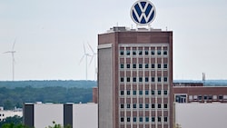 Für Volkswagen heißt es, den Gürtel enger schnallen. Zehntausende Jobs im Konzern sollen ...