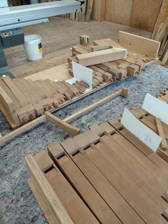 Gereinigt, geschlichtet, um wieder an den richtigen Platz zu kommen: Metall- und Holzpfeifen ...