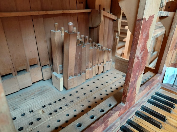 Die Pfeifen hat Orgelbaumeister Franz Knolle einst mit den Buchstaben ihrer Tonhöhe beschriftet.