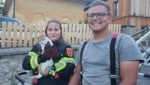 Sandro und Juliane mit dem geretteten Kater „Nacho“ im Drehleiterkorb