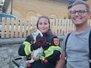 Sandro und Juliane mit dem geretteten Kater „Nacho“ im Drehleiterkorb
