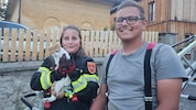 Sandro und Juliane mit dem geretteten Kater „Nacho“ im Drehleiterkorb