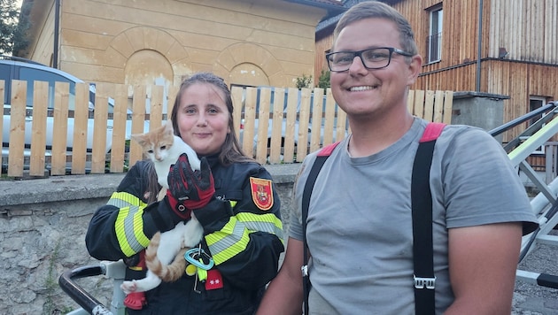 Sandro und Juliane mit dem geretteten Kater Nacho im Drehleiterkorb.