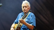 Der Blick in die Zukunft ist unsicher: In der Gegenwart liefert Rainhard Fendrich einen famosen ...