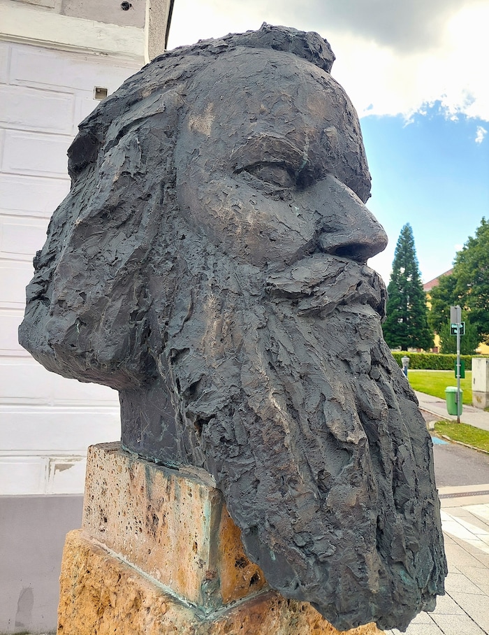 Die Johannes-Brahms-Büste von Josef Pillhofer in Mürzzuschlag.