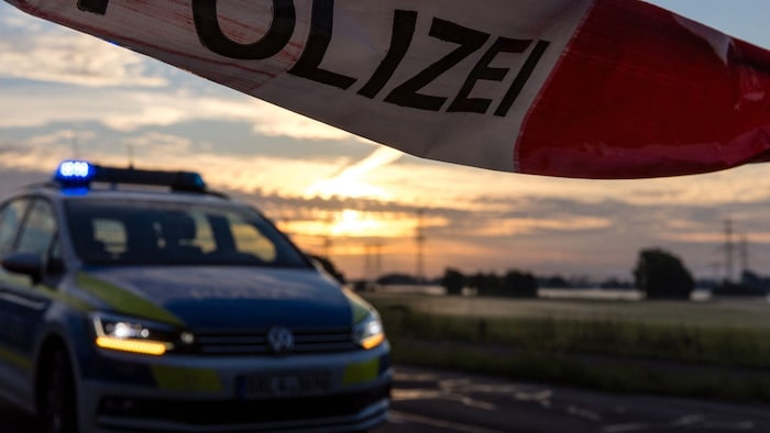 Ein Polizeiauto am Umspannwerk Turnow-Preilack: Nach der Sabotage am Stromnetz in Südbrandenburg ...