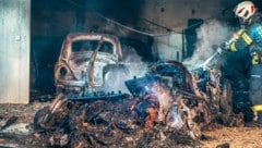 Zwei Fahrzeuge wurden bei dem Brand zerstört.