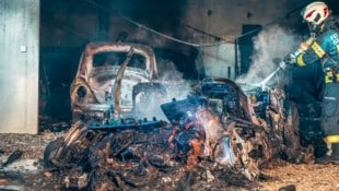 Zwei Fahrzeuge wurden bei dem Brand zerstört.