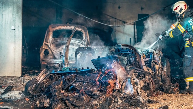 Zwei Fahrzeuge wurden bei dem Brand zerstört.