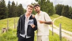 Mit den beiden wird es im „Forsthaus Rampensau“ sicher nicht fad: Party-Tiger Phillip Leis und ...
