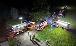 Die Feuerwehr konnte mit ihren Löschfahrzeugen nicht direkt bis zum Brandort fahren. Das Wasser ...