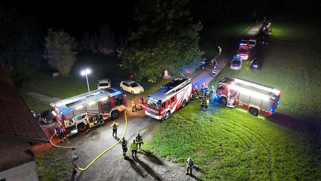 Die Feuerwehr konnte mit ihren Löschfahrzeugen nicht direkt bis zum Brandort fahren. Das Wasser ...