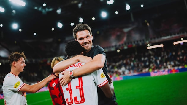 Trainer Danny Röhl freute sich mit Aboubacar Camara über den 5:1-Sieg gegen Rapid.