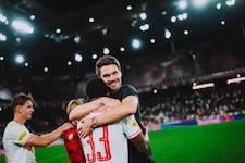 Trainer Danny Röhl freute sich mit Aboubacar Camara über den 5:1-Sieg gegen Rapid.