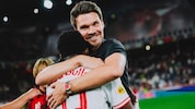 Trainer Danny Röhl freute sich mit Aboubacar Camara über den 5:1-Sieg gegen Rapid.
