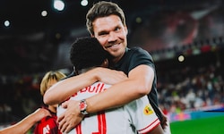 Trainer Danny Röhl freute sich mit Aboubacar Camara über den 5:1-Sieg gegen Rapid.