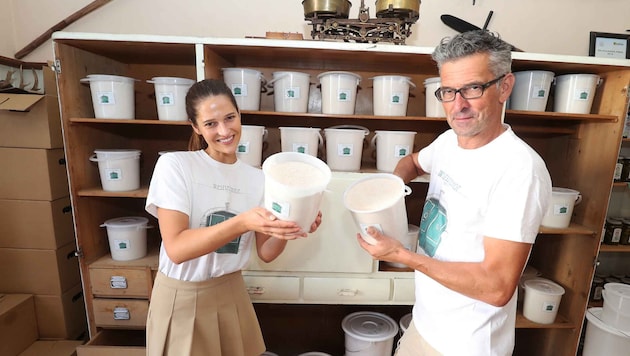 Hannes Wiesmayer und seine Tochter Katharina, die seit einem dreiviertel Jahr am Hof ...