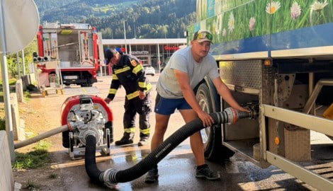Feuerwehr und ein Transportunternehmen springen als Wasserlieferanten ein: Zwei Millionen Liter ...