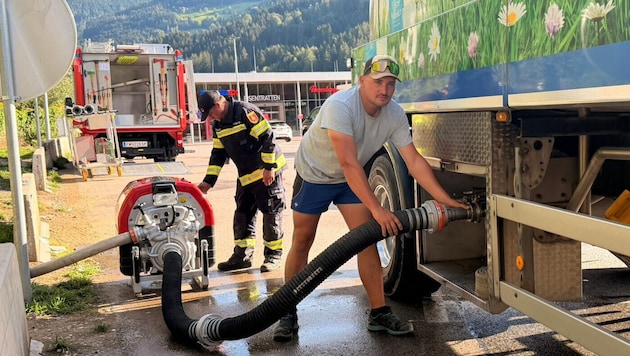 Feuerwehr und ein Transportunternehmen springen als Wasserlieferanten ein: Zwei Millionen Liter ...