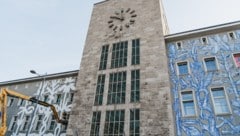 Auch die Fassade des Bahnhofspostamts – Zeugnis der Baukultur in den frühen 1950er Jahren – mit ...