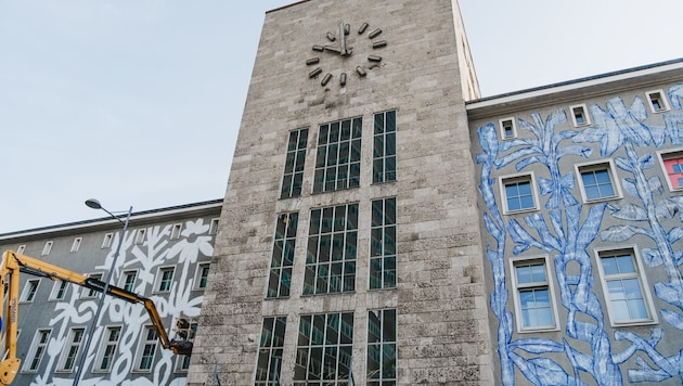 Auch die Fassade des Bahnhofspostamts – Zeugnis der Baukultur in den frühen 1950er Jahren – mit ...
