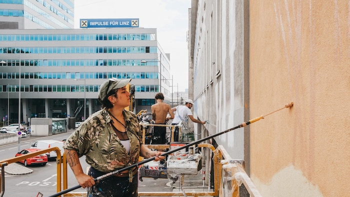 Insgesamt vier Street Art-Künstler arbeiten an der Fassade